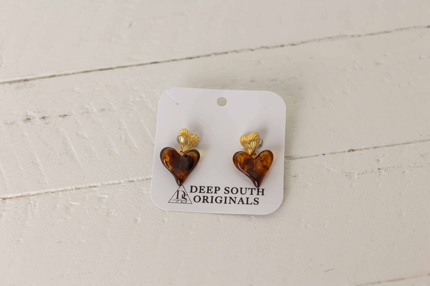 Weaving Color earrings heart shaped tortoiseshell design with gold shell detail on white card