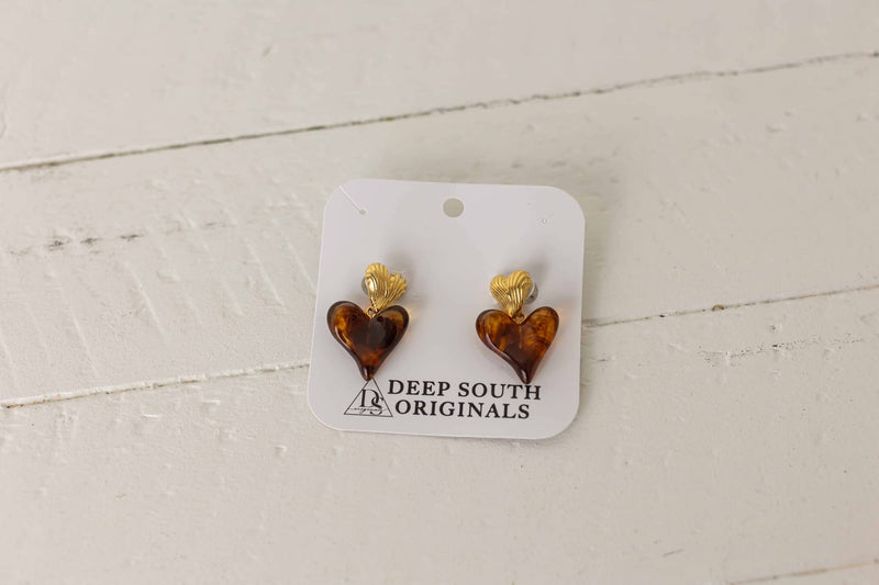 Weaving Color earrings heart shaped tortoiseshell design with gold shell detail on white card