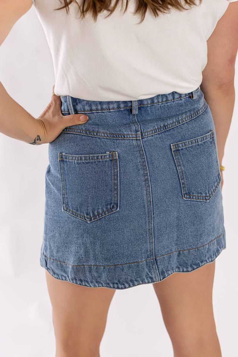 Weaving Color denim mini skirt with back pockets worn by a woman in white top