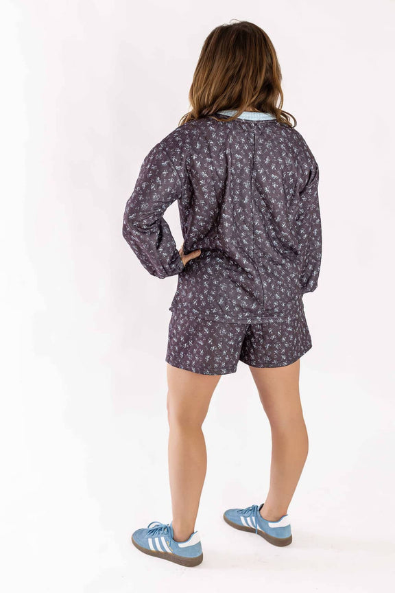 Weaving Color quilted set featuring a long-sleeve top and shorts in a dark patterned fabric