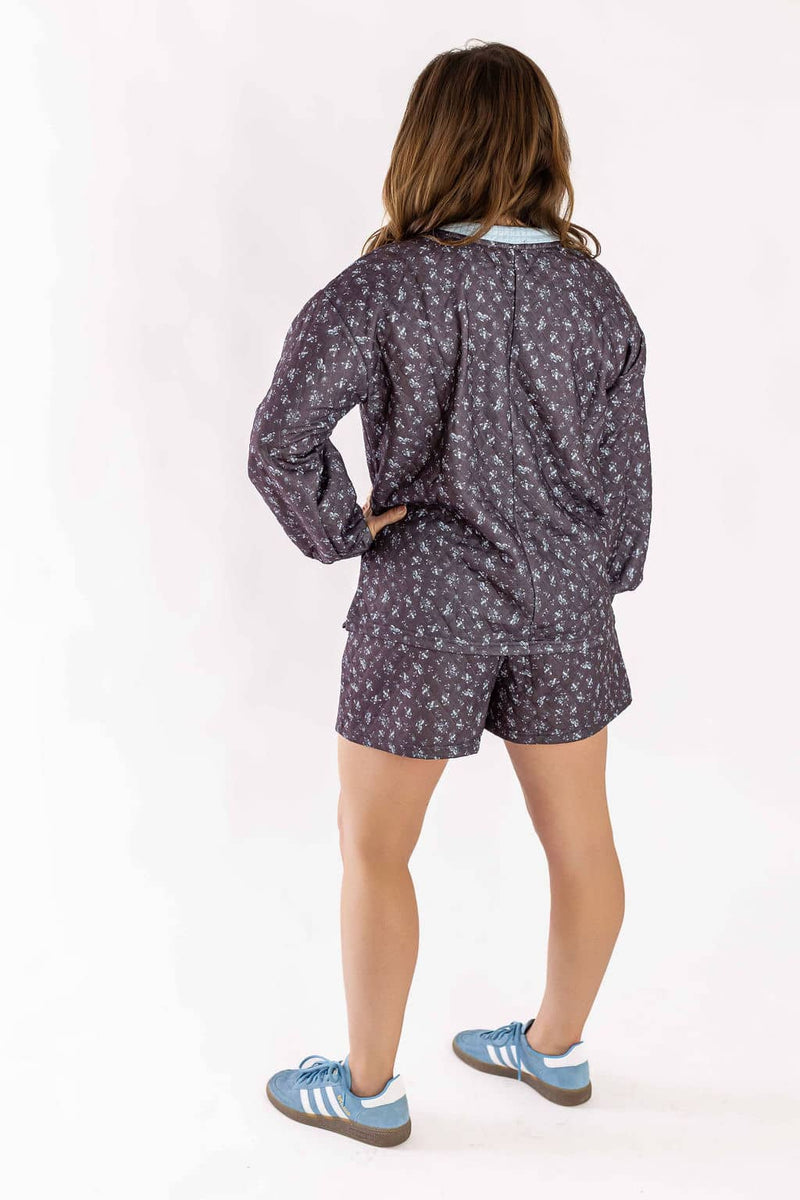 Weaving Color quilted set featuring a long-sleeve top and shorts in a dark patterned fabric
