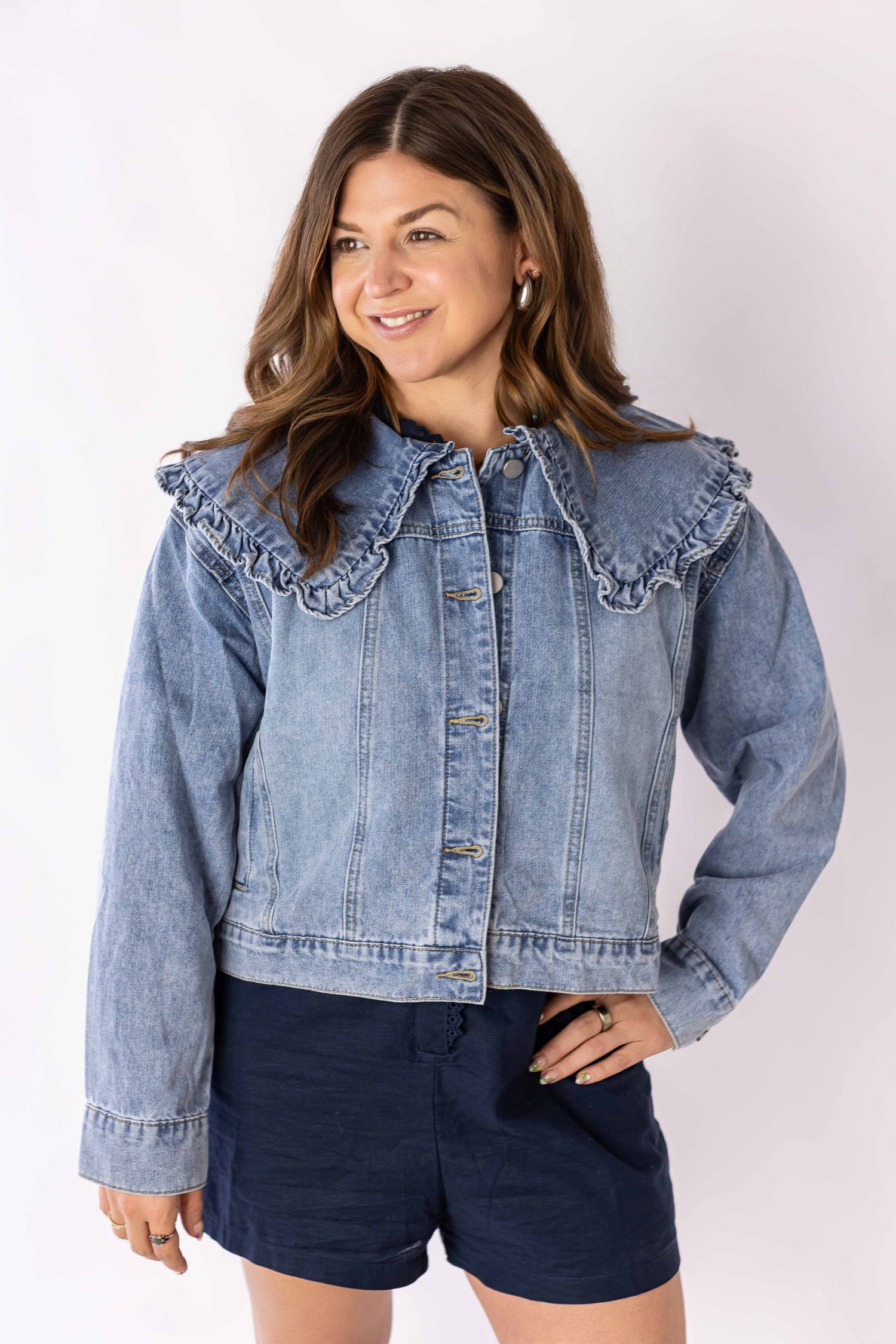 Weaving Color ruffle collar denim jacket in light blue worn by woman with dark shorts