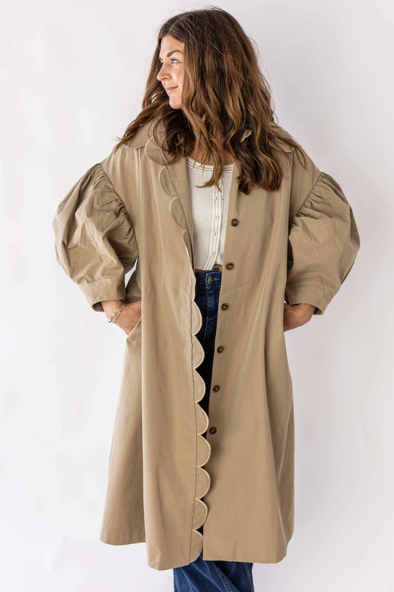 Weaving Color scallop edge puff sleeve trench in beige with button closure and voluminous sleeves