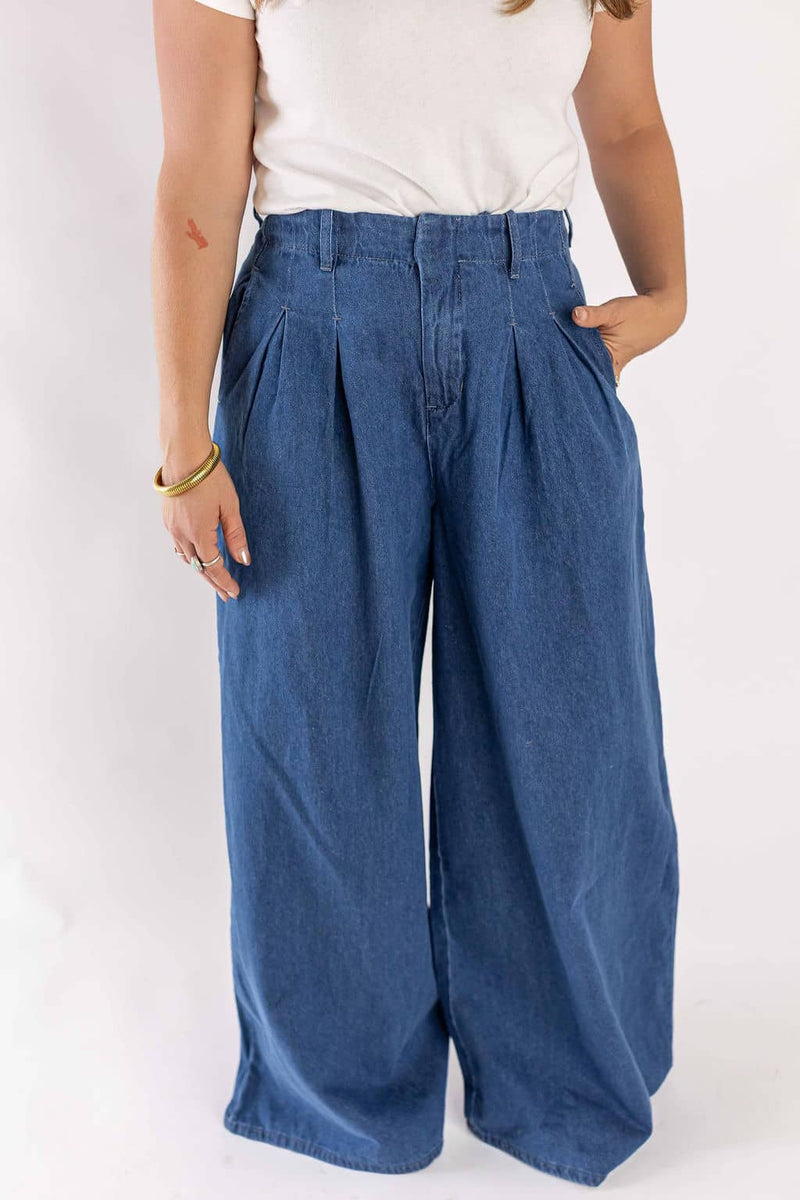 Weaving Color blue high-waisted wide-leg jeans with pleats and pockets worn with white top