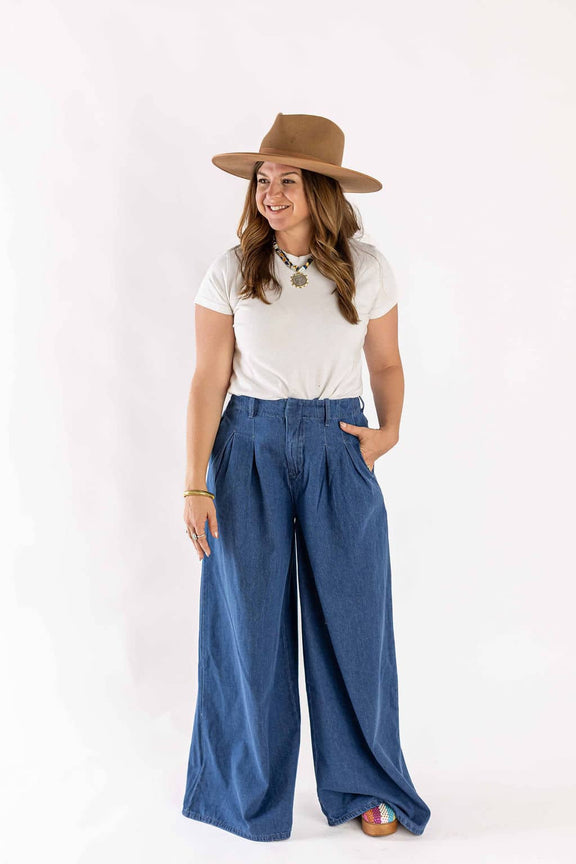 Woman wearing Weaving Color blue wide-leg jeans with a white t-shirt and brown hat