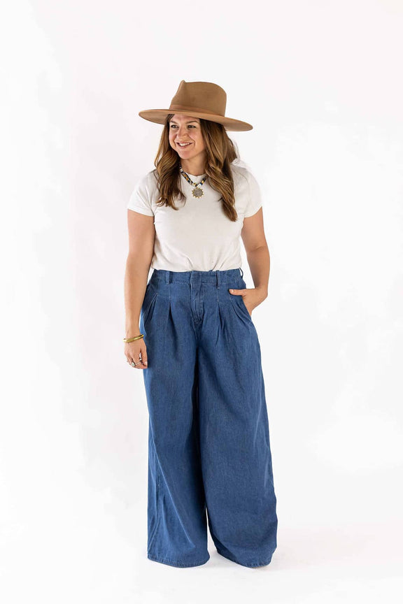 Woman wearing Weaving Color wide-leg jeans in blue with a white t-shirt and brown hat